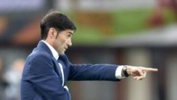 El técnico del Villaerreal, Marcelino, gesticula a sus jugadores ante Rapid Vienna.
