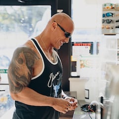 El resarcir de Dwayne Johnson con la tienda en la que robaba de adolescente