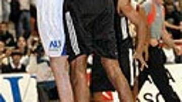 <b>PUGNA.</B> Real Madrid y Tau luchan por una plaza en la Euroliga.