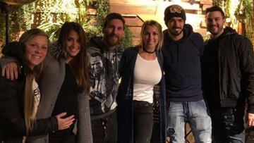 Lionel Messi y Luis Suárez con sus mujeres, Antonella Roccuzzo y Sofi Balbi, y otra pareja de amigos en el restaurante del delantero uruguayo en Barcelona "Chalito Rambla Catalunya".