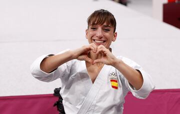 Sandra Sánchez hace un corazón con sus manos mientras celebra el oro que ha conseguido.