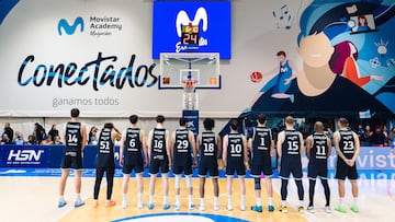 Los jugadores del Movistar Estudiantes lucen los nombres y los dorsales de las Women in Black.
