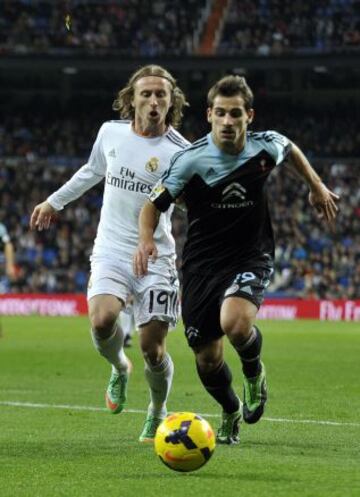 Jonny trata de llevarse el balón ante Modric.