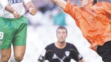 <b>EL GOL. </b>Aganzo midió mejor que Pindado, llegó antes y marcó.