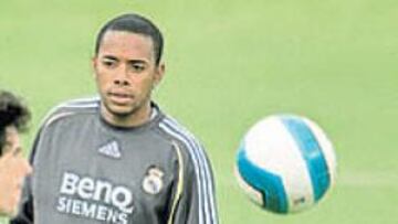 <b>YA TIENE EL OK. </b>Robinho se ejercitó ayer en Valdebebas y podrá jugar contra el Mallorca.