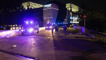 Aficionados salen del RCDE Stadium, a 15 de mayo de 2025, en Cornellà de Llobregat, Barcelona, Catalunya (España). Los Mossos d'Esquadra han detenido a la conductora del atropello accidental en el exterior del RCDE Stadium antes de jugarse el derby entre el Espanyol y el FC Barcelona. Un total de 13 personas han resultado heridas no graves. Todo ello ha ocurrido después de que una mujer haya perdido el control del vehículo que conducía, un Peugeot 208 blanco, embistiendo a las personas que estaban delante. Los servicios de emergencia están atendiendo a las personas heridas y hay un amplio dispositivo policial en la zona. La policía catalana ha abierto una investigación para aclarar los hechos.
15 MAYO 2025;VEHÍCULO;ACCIDENTE;ATROPELLO;FÚTBOL;PARTIDO;SUCESO
Xavi Hurtado / Europa Press
16/05/2025