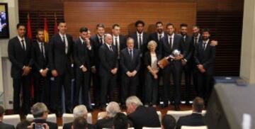 La plantilla del Real Madrid fue recibida en la Alcald¨ªa de Madrid por Manuela Carmena.
