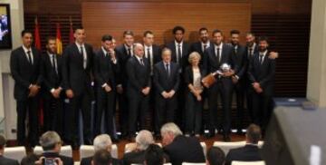 La plantilla del Real Madrid fue recibida en la Alcaldía de Madrid por Manuela Carmena.