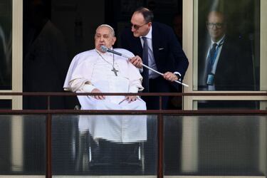 El Papa Francisco habla durante su primera aparición pública en cinco semanas, el día en que será dado de alta del Hospital Gemelli, en Roma.