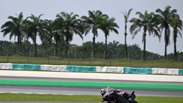 Prima Pramac Racing Spanish rider Jorge Martin steers his bike during the second day of the pre-season MotoGP test at the Sepang International Circuit in Sepang on February 7, 2024. (Photo by Mohd RASFAN / AFP)