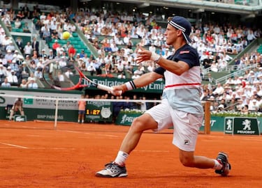 Nadal's set streak ended by Schwartzman as rain halts clash