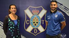J&eacute;r&eacute;my Mellot posa junto al escudo del CD Tenerife como nuevo jugador del club tinerfe&ntilde;o.
