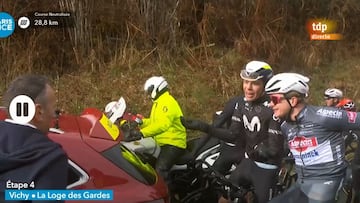 El ciclista del Movistar Iván Romeo habla con Thierry Gouvenou tras el parón de la cuarta etapa de París-Niza 2025.
