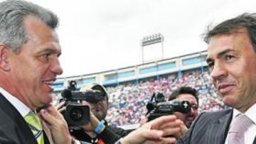 Aguirre saluda a Abel en el Vicente Calderón