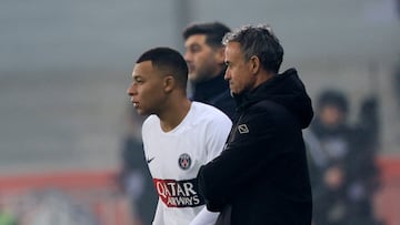 Soccer Football - Ligue 1 - Lille v Paris St Germain - Stade Pierre-Mauroy, Villeneuve-d'Ascq, France - December 17, 2023 Paris St Germain coach Luis Enrique and Kylian Mbappe REUTERS/Pascal Rossignol