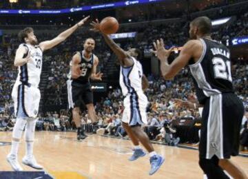 Tony Parker de San Antonio Spurs pasa la pelota a su compañero Tim Duncan entre los jugadores de Memphis, Marc Gasol y Tony Allen en el Juego 4 de la serie final de la Conferencia Oeste de la NBA playoff.
