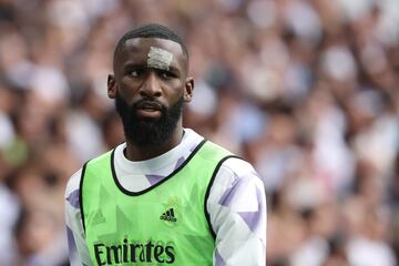 Rüdiger calienta en la banda del Santiago Bernabéu.