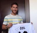 Özil le regaló a Ramos la camiseta de su último partido