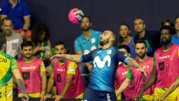 Ricardinho estren¨® el VAR: le quitaron una amarilla