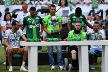 Los supervivientes Alan Ruschel, Helio Neto y Jackson Follmann reciben la Copa Sudamericana.