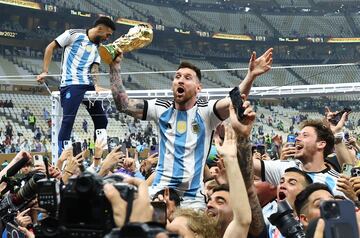 Locura argentina en el césped. Messi y sus compañeros celebran haber conseguido ser Campeones del Mundo.