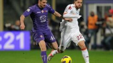 El jugador de Fiorentina Nenad Tomovic (i) disputa el bal&oacute;n Mattia Destro (d), del Milan, hoy, mi&eacute;rcoles 16 de enero de 2013, durante un partido por la Copa de Italia, en el estadio Artemio Franchi de Florencia (Italia).