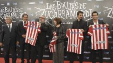 Enrique Cerezo y Simeone posan en el photocall con los protagonistas de la película,