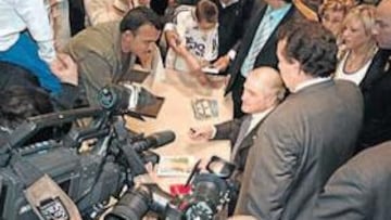 <b>MÁXIMA EXPECTACIÓN. </b>Multitud de medios asistieron al acto de Ramón Calderón con las peñas de Cataluña.