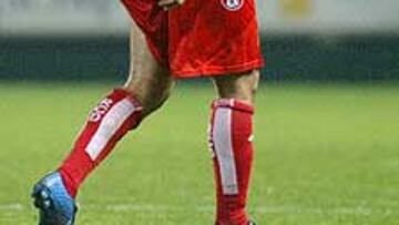 <b>TITULAR Y GOL.</B> El delantero sevillano terminó de forma triste una tarde que había comenzado feliz con su titularidad y el gol.