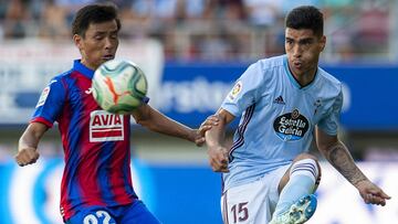 Lucas Olaza golpea el balón delante del japonés Takashi Inui durante el partido entre el Eibar y el Celta.