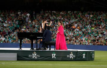 La intérprete gaditana, amiga de Joaquín, entra al centro del campo donde le un piano donde va a interpretar el tema 'Caí'.