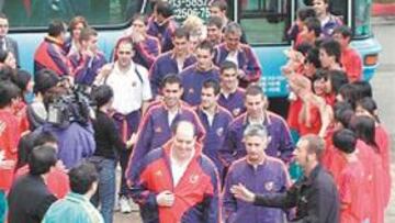 <b>NUEVO EN EL CARGO. </b>Javier Saiz, de frente y a la derecha en la imagen superior. Al lado, en la derecha entre los que están de pie. Es el nuevo secreario del Comité Nacional de Fútbol Sala.