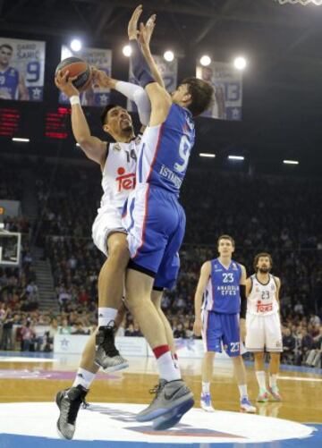 Gustavo Ayón ante Dario Saric.