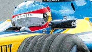 <b>UNO MÁS.</b> Fernando Alonso respondió ayer a curiosas preguntas de los niños.