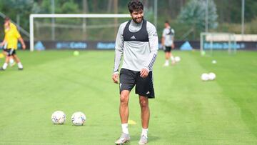 El central mexicano N&eacute;stor Ara&uacute;jo camina durante un entrenamiento del Celta. 