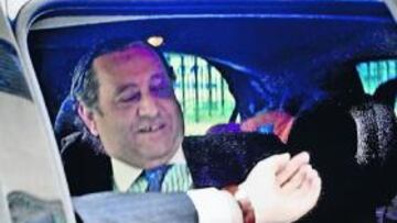 <b>ACONTECIMIENTOS. </b>Bilbao, que lucía un moretón en su ojo izquierdo, dimitió ayer.