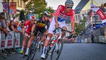 Mathieu Van der Poel rueda con el maillot de campe&oacute;n de Holanda de ruta durante el Natourcriterium Herentals.