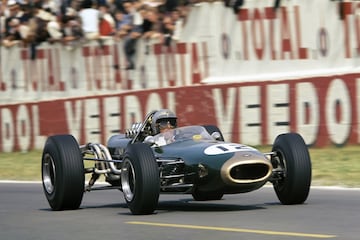 1966 marcaría el renacimiento de Jack Brabham, haciendose con su tercer título mundial tras cuatro triunfos consecutivos esa temporada. Por primera vez un piloto ganaría el título mundial con un coche de su fabricación. En la imagen durante del GP de Francia.