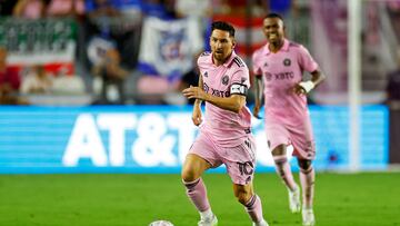 FORT LAUDERDALE, FLORIDA - JULY 21: Lionel Messi #10 of Inter Miami CF dribbles the ball during the second half of the Leagues Cup 2023 match between Cruz Azul and Inter Miami CF at DRV PNK Stadium on July 21, 2023 in Fort Lauderdale, Florida.   Stacy Revere/Getty Images/AFP (Photo by Stacy Revere / GETTY IMAGES NORTH AMERICA / Getty Images via AFP)