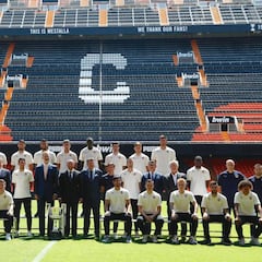 El rey Felipe VI recibe en audiencia en Mestalla al Valencia por su Centenario