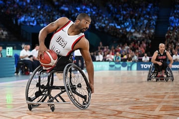 Trevon Jenifer, del equipo de Estados Unidos, en acción durante el partido de la semifinal masculina de baloncesto en silla de ruedas entre el equipo de Estados Unidos y el equipo de Canadá. 