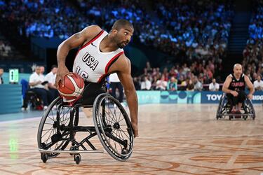 Trevon Jenifer, del equipo de Estados Unidos, en acción durante el partido de la semifinal masculina de baloncesto en silla de ruedas entre el equipo de Estados Unidos y el equipo de Canadá. 