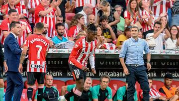 BILBAO, 15/08/2024.- El delantero del Athletic Club de Bilbao Nico Williams (c)entra al terreno de juego durante el partido de Liga en Primera División ante el Athletic Club que disputan este jueves en el estadio de San Mamés, en Bilbao. EFE/Javier Zorrilla