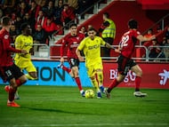 Brian conduce el balón ante la mirada de varios jugadores del Mirandés.