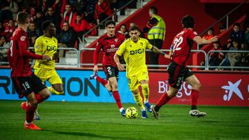 Brian conduce el balón ante la mirada de varios jugadores del Mirandés.