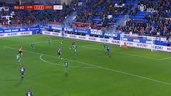 La extraña asistencia en el gol de Eibar: ¡pelotazo en la cara!