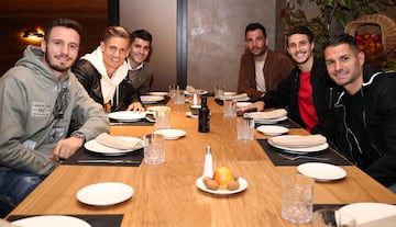 Los jugadores y técnicos del Atlético almorzaron en El Gran Escenario, el nuevo restaurante del Wanda Metropolitano, por iniciativa de Gil Marín.