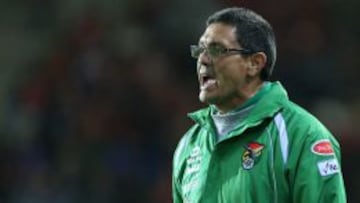 El técnico de Bolivia no cree que Chile llegue desanimado por el 'Caso Vidal'.