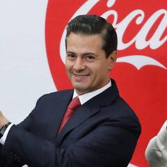 Presidente Peña Nieto recibe el trofeo del Mundial y pide a Osorio traer la copa a México