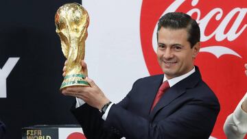 El presidente de México Enrique Peña Nieto recibe en la residencia presidencial de Los Pinos, en Ciudad de México (México) hoy, miércoles 11 de abril de 2018, la Copa del Mundo, que se disputará en el próxi